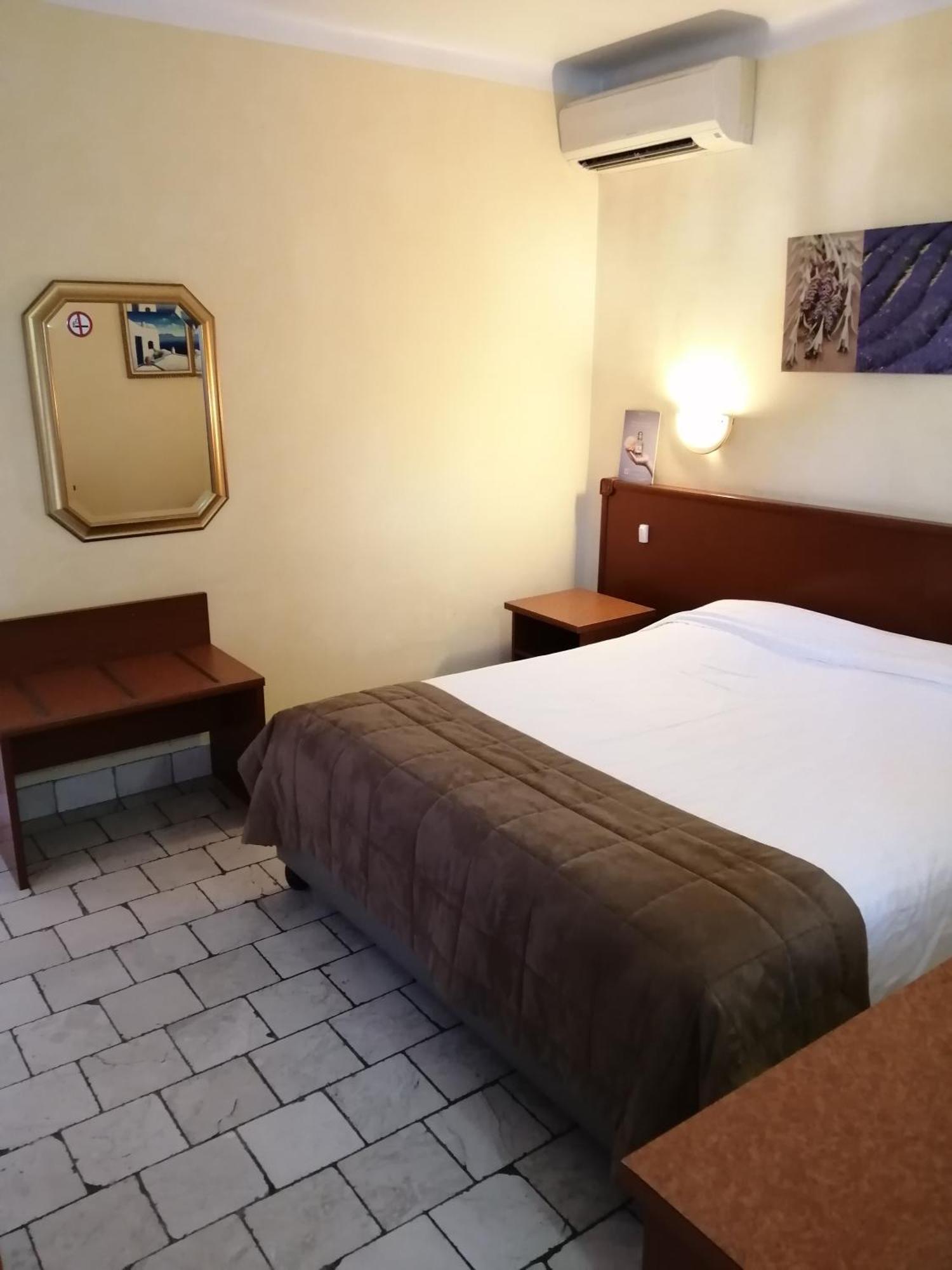 Auberge Les Aromes Grasse Buitenkant foto