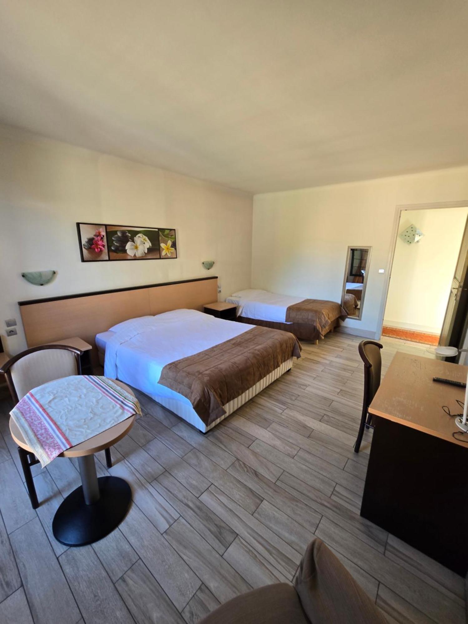 Auberge Les Aromes Grasse Buitenkant foto